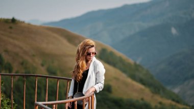 Genç kadının Gudauri, Gürcistan'daki Kafkas dağlarının görünümü.