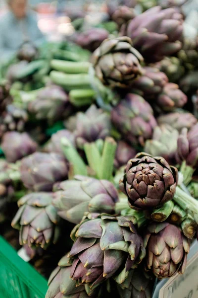 Alcachofras românicas grandes frescas cabeças de flores verde-púrpura prontas para cozinhar alimentos sazonais — Fotografia de Stock
