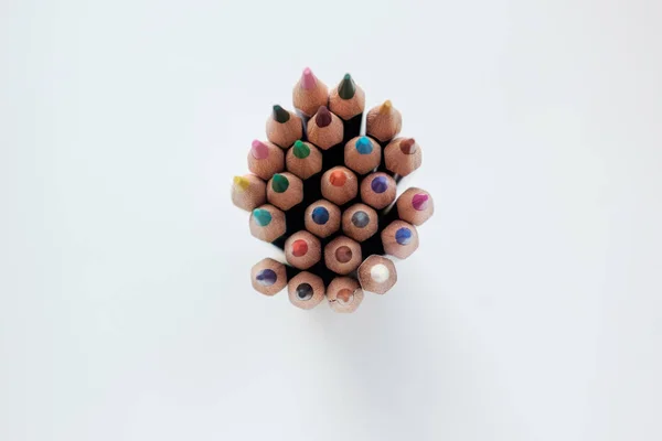 Crayons de couleur isolés sur fond blanc — Photo