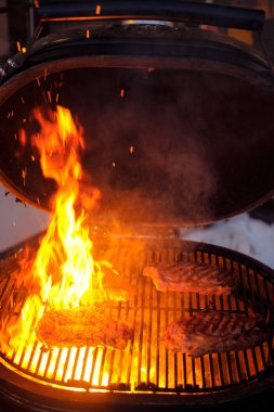 Bir açık ateş üzerinde ızgara biftek yapma süreci