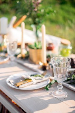 Tablo ayarı. Tabak, çatal ve bıçak rustik tarzda