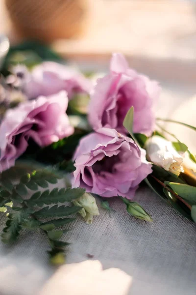 Delikat rosa färger och fern. Bröllop dekoration i naturen — Stockfoto
