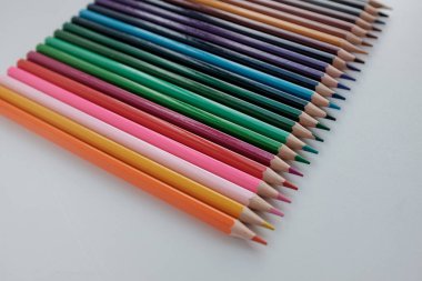 Beyaz arkaplanda izole edilmiş renkli kalemler
