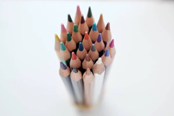 Crayons de couleur isolés sur fond blanc — Photo