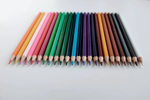 Crayons de couleur isolés sur fond blanc — Photo