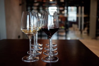 Beyaz ve kırmızı şarap gözlük