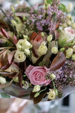 Bir buket çiçek. Lila ve pembe güller