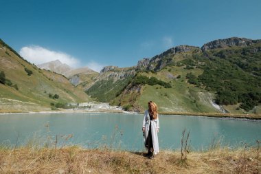 Bir kız tarafından gölleri Dağları nın arka planda duruyor