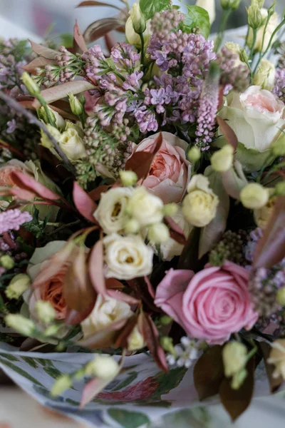 A bouquet of flowers. Lilac and pink roses — Stock Photo, Image