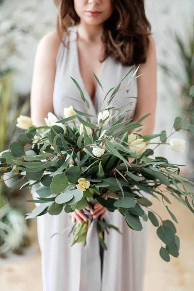 Ramo exuberante de eucalipto y tulipanes en las manos de la novia —  Fotos de Stock