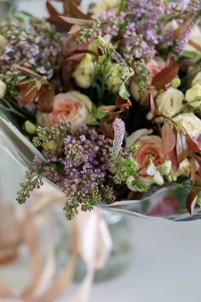 En bukett blommor. Lila och rosa rosor — Stockfoto