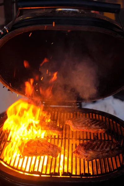 暖炉で焼きステーキを作るプロセス — ストック写真