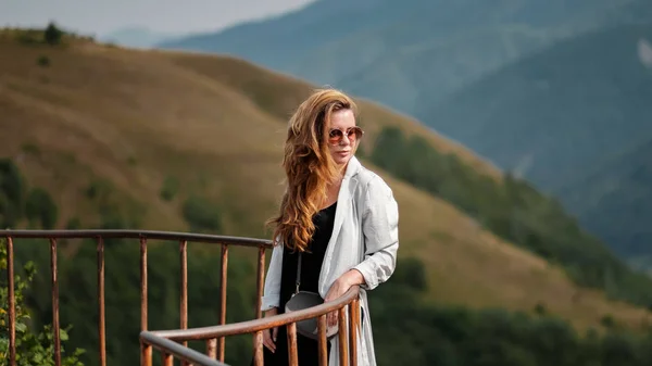 Mujer joven disfrutando de la vista de las montañas del Cáucaso en Gudauri, Georgia . — Foto de Stock