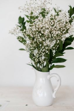  Buket gypsophila beyaz bir tablo üzerinde beyaz bir vazo içinde