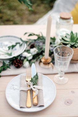 Tablo ayarı. Tabak, çatal ve bıçak rustik tarzda