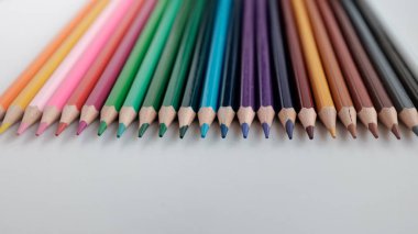 Beyaz arkaplanda izole edilmiş renkli kalemler