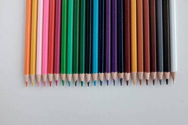 Beyaz arkaplanda izole edilmiş renkli kalemler