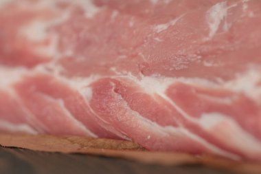 Domuz eti bonfile parçası şişman yakın çekim katmanları ile. Domuz eti bonfile karanlık bir arka plan üzerinde