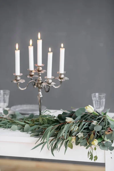 Срібна люстра зі свічками на столі — стокове фото