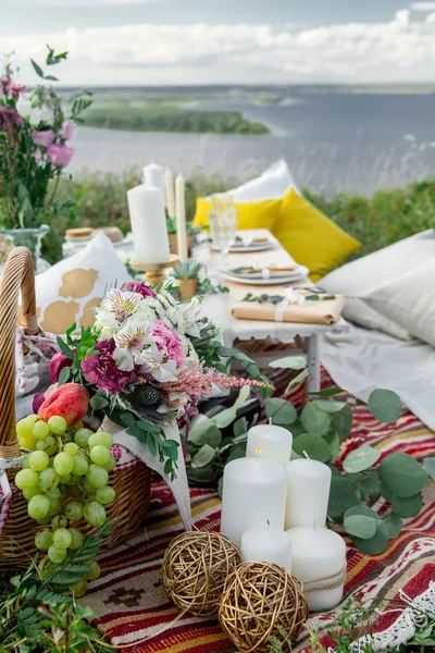 Elegante mesa de madera decorada en estilo rústico con eucalipto y flores, platos de porcelana, vasos, servilletas y cubiertos — Foto de Stock