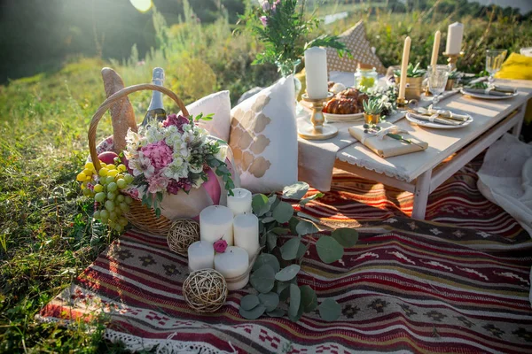 Decorated elegant wooden table in rustic style with eucalyptus and flowers, porcelain plates, glasses, napkins and cutlery — Stock Photo, Image