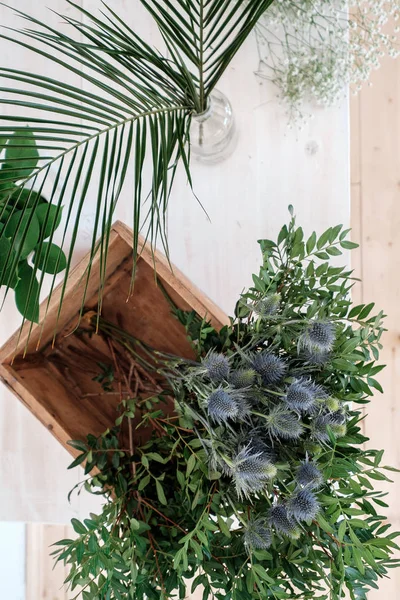 Diferentes plantas para crear un ramo sobre la mesa — Foto de Stock