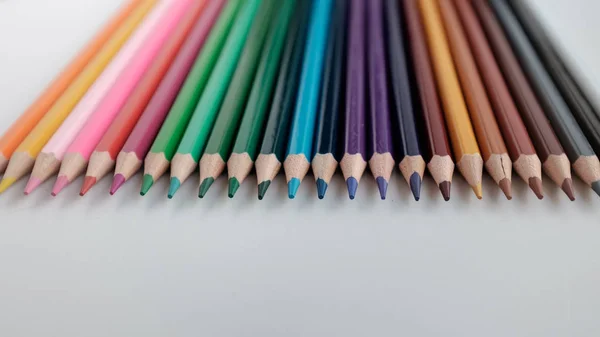 Crayons de couleur isolés sur fond blanc — Photo