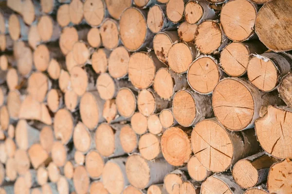 Stapel brandhout haard voorbereid. Houten achtergrond - closeup. — Stockfoto