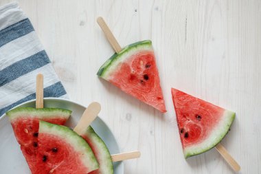 taze dilim karpuz ahşap arka plan.
