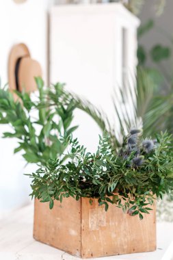 Buket tablo için farklı çiçekli kutu