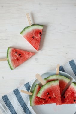 taze dilim karpuz ahşap arka plan.
