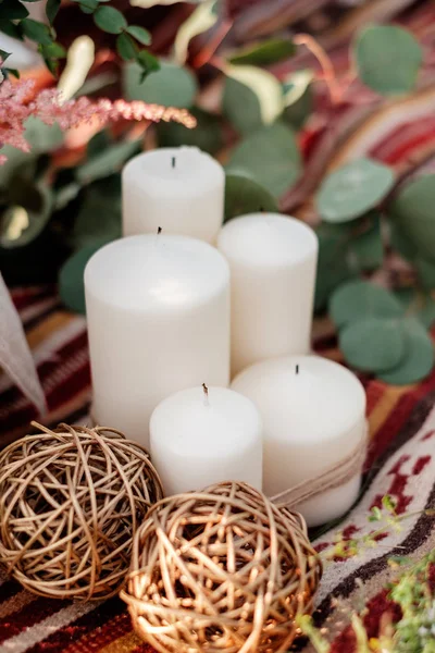 Candele bianche. Stile rustico decorazione esterna — Foto Stock