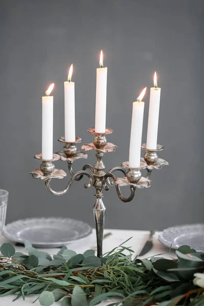 Srebrny Świecznik ze świecami na stole — Zdjęcie stockowe