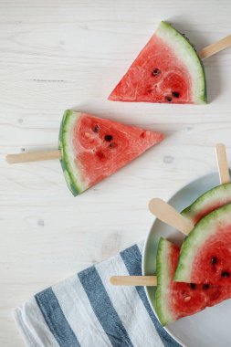 taze dilim karpuz ahşap arka plan.