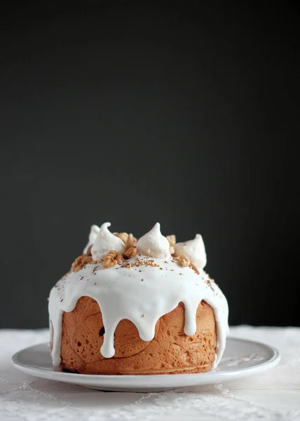 Пасхальный торт на тарелке — стоковое фото