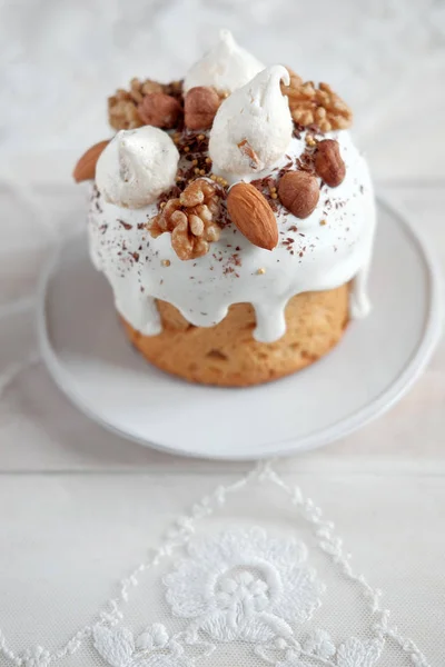 Пасхальный торт с орехами на тарелке — стоковое фото