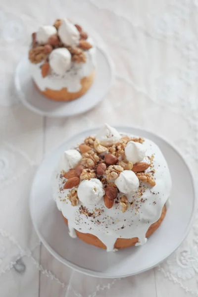 Torte pasquali con noci su un piatto — Foto Stock