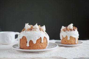 Bir plaka üzerinde iki Paskalya kek