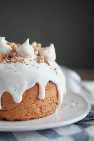 Пасхальный торт на тарелке — стоковое фото