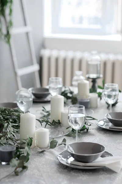 Nakrycie stołu. Świece, talerze i szklanki — Zdjęcie stockowe