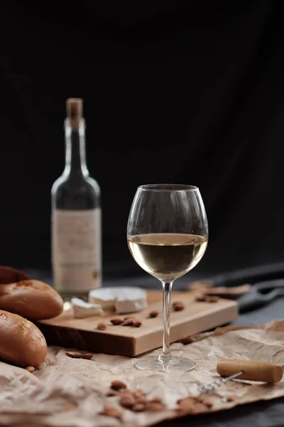 黑板上的一杯白葡萄酒和奶酪 — 图库照片