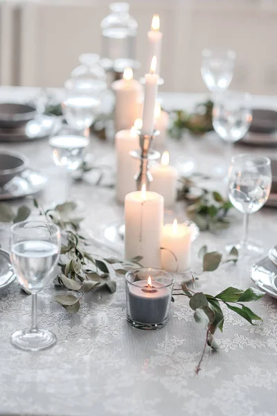 Cenário de casamento ou mesa festiva. Praças, copos de vinho, velas e talheres — Fotografia de Stock