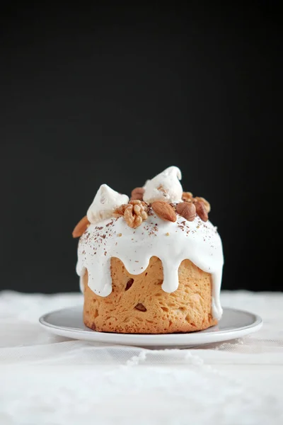 Torta di Pasqua con noci su un piatto — Foto Stock