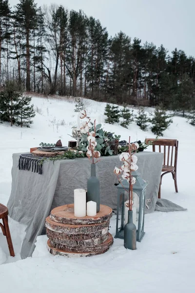 La decoración invernal de boda de la mesa en la naturaleza —  Fotos de Stock