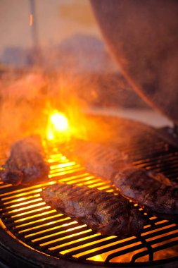 Alev arka plan ile lezzetli ızgara sığır eti biftek