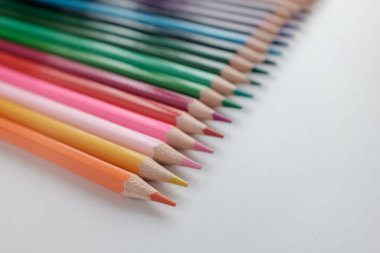 Beyaz arkaplanda izole edilmiş renkli kalemler