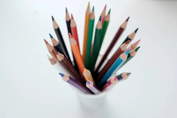 Crayons de couleur isolés sur fond blanc — Photo