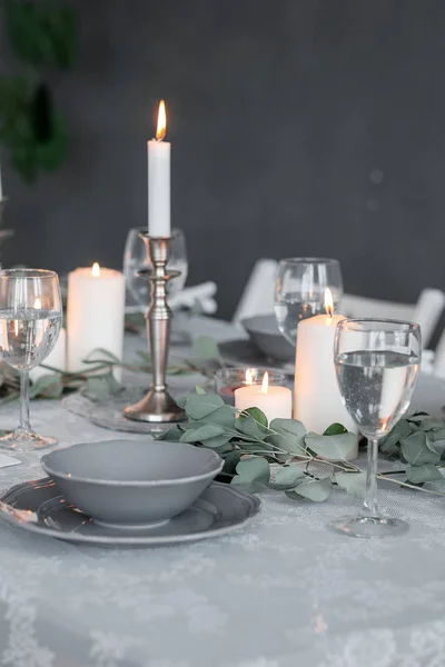 Wedding or festive table setting. Plates, wine glasses, candles and cutlery — Stock Photo, Image