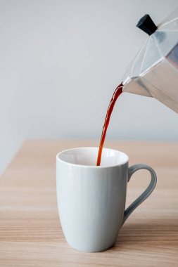 Bir kupa kahve pot kahve dökülür