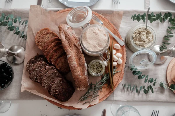 Masanın üzerine dilimlenmiş ekmek ve soslar